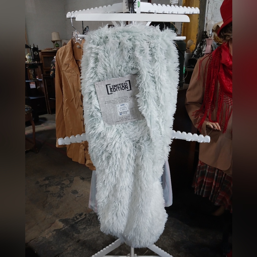 Limited Edition Fluffy Blanket - Picture 3 of 3
